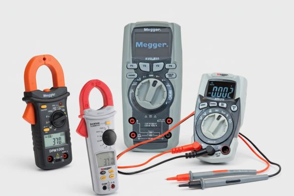 Cuatro instrumentos de medición sobre un fondo blanco.