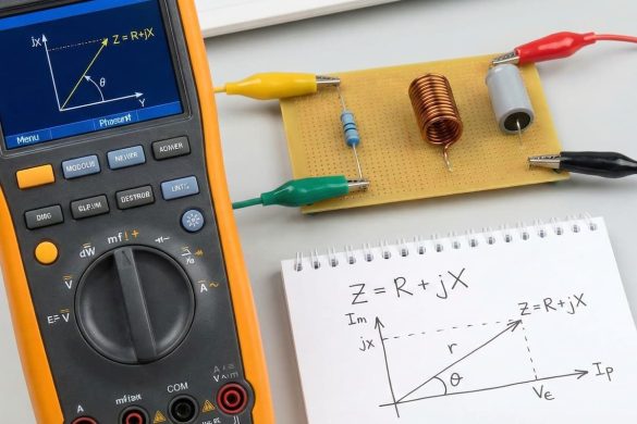 Impedancia eléctrica Una fórmula para calcular la impedancia, rodeada de objetos sobre electrónica.