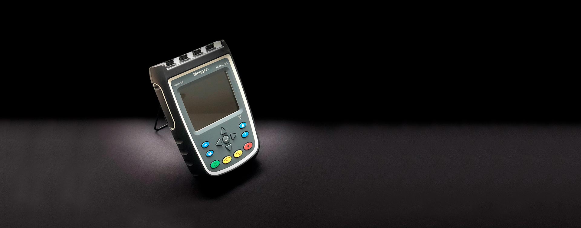 MPQ1000 puesto sobre un fondo negro